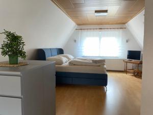 Schlafzimmer mit einem Bett und einem Fenster in der Unterkunft Ferienhaus Spreewald in Luckau
