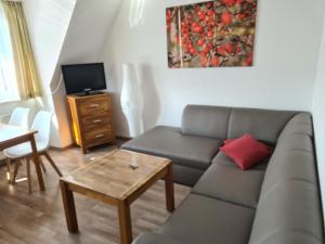 ein Wohnzimmer mit einer Couch und einem Tisch in der Unterkunft Seevilla Wietjes Whg 5 in Baltrum