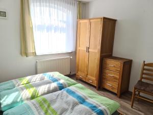Ein Bett oder Betten in einem Zimmer der Unterkunft Seevilla Wietjes Whg 5