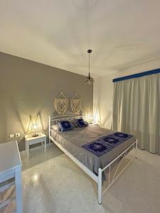 A bed or beds in a room at ARDANI BAY STUDIO FAMILY APARTMENT