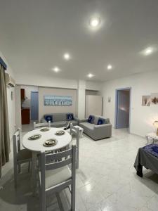 A seating area at ARDANI BAY STUDIO FAMILY APARTMENT Még 16 kép