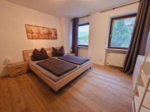 ein Schlafzimmer mit einem Bett und einem großen Fenster in der Unterkunft Moselflair in Bernkastel-Kues