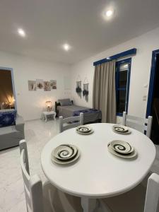 A seating area at ARDANI BAY STUDIO FAMILY APARTMENT
