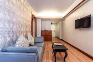 TV a/nebo společenská místnost v ubytování Nonthaburi Palace Hotel