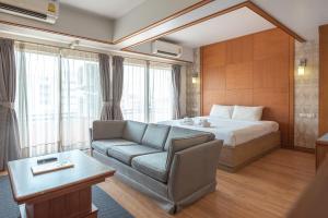 Postel nebo postele na pokoji v ubytování Nonthaburi Palace Hotel