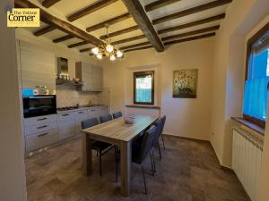 cocina con mesa de madera y sillas en Yellow Corner, en Bagni di Lucca