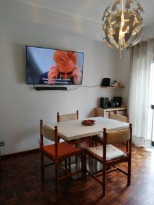 En TV eller et underholdningssystem på Apartamento Gonçalves