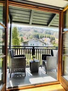 un porche cubierto con sillas y mesa en Haus Helga, en Hof bei Salzburg