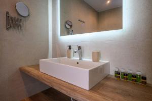 CUBES ON THE BEACH Athens Airport的一间浴室