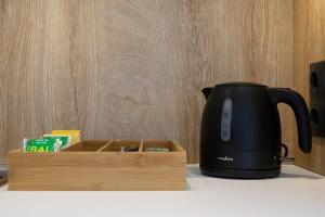 CUBES ON THE BEACH Athens Airport的咖啡和沏茶工具