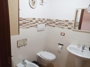 een badkamer met een toilet en een wastafel bij casa vacanze verdeblu in SantʼEusanio del Sangro