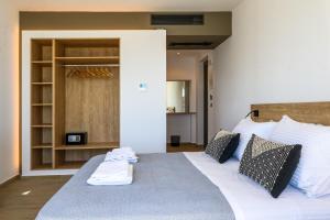 CUBES ON THE BEACH Athens Airport客房内的一张或多张床位