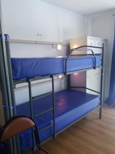 Двухъярусная кровать или двухъярусные кровати в номере albergue monterrey