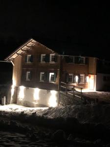 Una casa en la nieve por la noche en Haus Landschisott, en Schruns