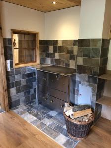 cocina con encimera y pared de azulejos en Haus Landschisott, en Schruns