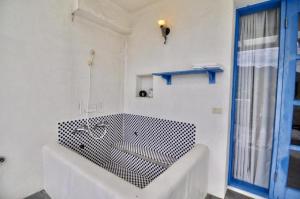 bagno bianco con vasca e finestra di Village Villa B&B a Zhuqi