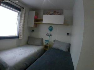 Mobil home moderne neuf et ultra équipé de 6 à 8 couchages的休息区