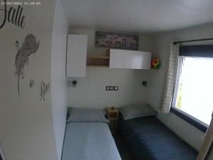 Mobil home moderne neuf et ultra équipé de 6 à 8 couchages的厨房或小厨房