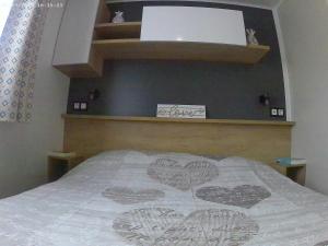 Mobil home moderne neuf et ultra équipé de 6 à 8 couchages客房内的一张或多张床位