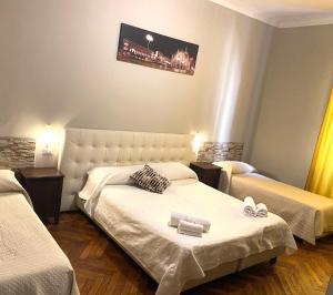 Uma cama ou camas num quarto em Carlo Goldoni Hotel