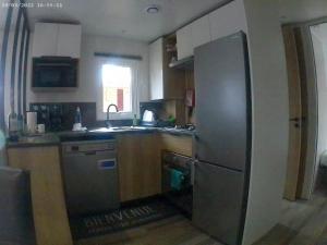 Mobil home moderne neuf et ultra équipé de 6 à 8 couchages的厨房或小厨房