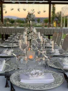 een lange tafel met borden en glazen erop bij Agrisalotto in Cortona