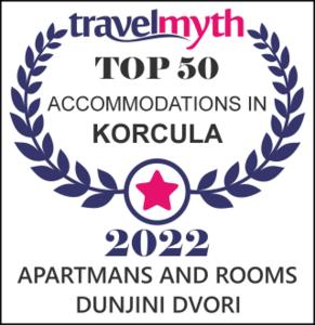 una señal con una corona de laurel y una estrella en Apartmans and Rooms Dunjini Dvori en Korčula