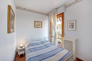 - une chambre blanche avec un lit et une fenêtre dans l'établissement Casa di Oleg, à Diano Castello