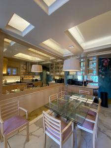 een eetkamer met een glazen tafel en stoelen bij OHH -Oporto Center- Luxury Apartment in Porto