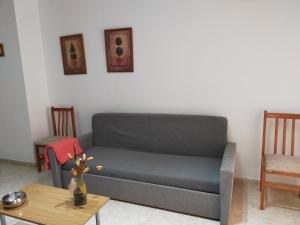 ein Wohnzimmer mit einer Couch und einem Tisch in der Unterkunft ACV - Isla Park-1ª Linea Planta 1 Sur in Oropesa del Mar