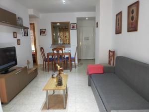 ein Wohnzimmer mit einer Couch und einem Tisch in der Unterkunft ACV - Isla Park-1ª Linea Planta 1 Sur in Oropesa del Mar