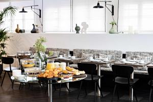 una mesa con comida en un restaurante en Best Western Paris Porte de Versailles, en Issy-les-Moulineaux