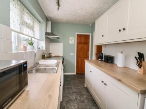 Kuchyň nebo kuchyňský kout v ubytování Cornerways, 8 North Lane