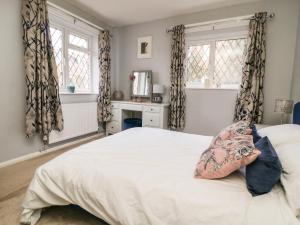 Postel nebo postele na pokoji v ubytování Cornerways, 8 North Lane