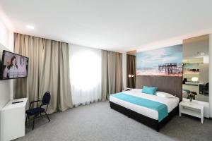 Postel nebo postele na pokoji v ubytování Mirage Medspa Hotel