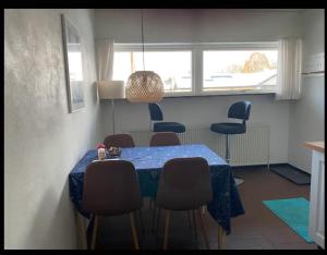 jadalnia z niebieskim stołem i krzesłami w obiekcie Private fully functional apartment in a villa near forrest w mieście Sønderborg
