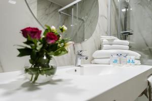 Koupelna v ubytování Mirage Medspa Hotel