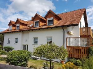 una casa bianca con tetto marrone di Ferienwohnung - a67145 a Mehlmeisel