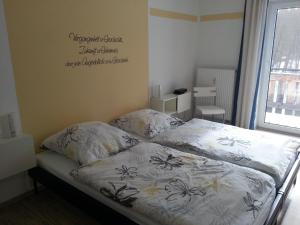 Ferienwohnung - a67145 في Mehlmeisel: غرفة نوم صغيرة مع سرير عليه زهور