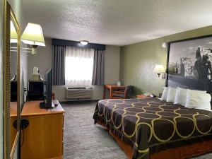 Postel nebo postele na pokoji v ubytování Super 8 by Wyndham Amarillo Central TX