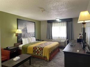 Postel nebo postele na pokoji v ubytování Super 8 by Wyndham Amarillo Central TX