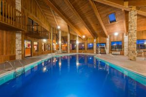 - une grande piscine dans un bâtiment en bois dans l'établissement Baymont by Wyndham Metropolis, à Metropolis