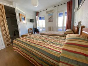 Postel nebo postele na pokoji v ubytování Hôtel Belle Vue d'Angleterre