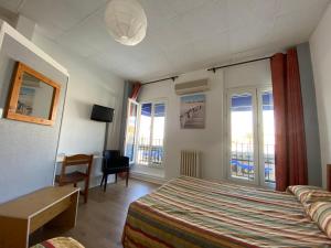 Postel nebo postele na pokoji v ubytování Hôtel Belle Vue d'Angleterre