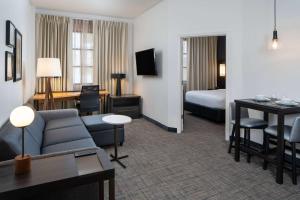 Postel nebo postele na pokoji v ubytování Sonesta ES Suites New Orleans Convention Center