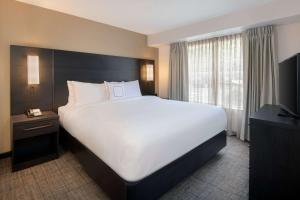a hotel room with a large bed and a television at Sonesta ES Suites Atlanta Kennesaw Town Center in Kennesaw +23 photos