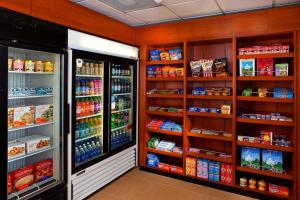 Supermarket nebo jiné obchody v  hotelu nebo okolí