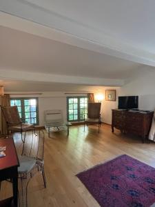 an empty living room with a couch and a television at Face au Palais in Avignon