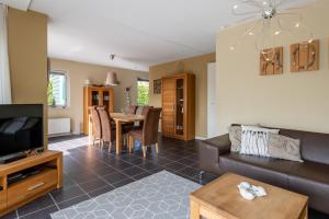 ein Wohnzimmer mit Sofa und Tisch in der Unterkunft Bandol 186 - Kustpark Village Scaldia in Hoofdplaat + 23 Fotos