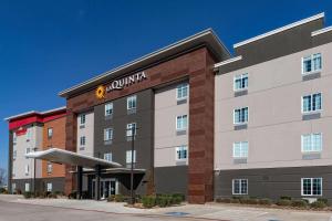 アードモアにあるLa Quinta Inn & Suites by Wyndham Ardmoreのホテルの正面のレンダリング